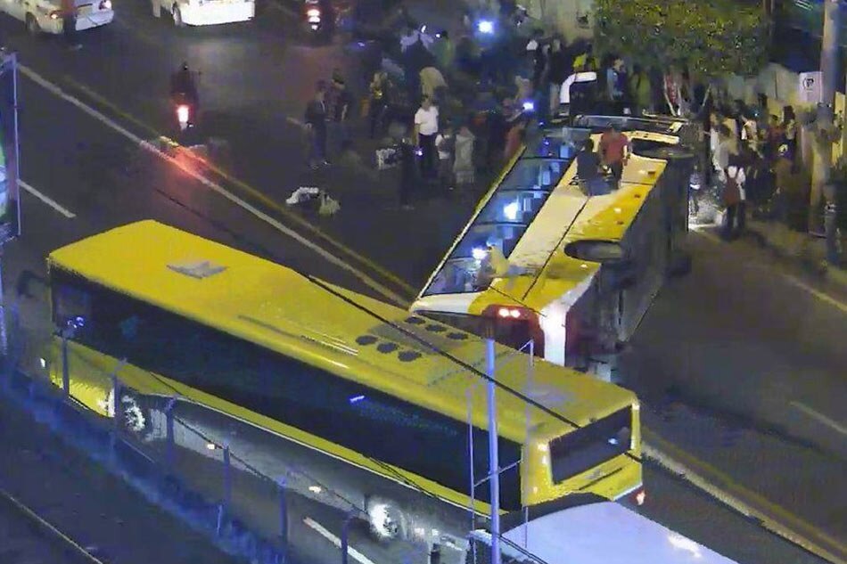 Pampasaherong bus, tumagilid sa EDSA | ABS-CBN News