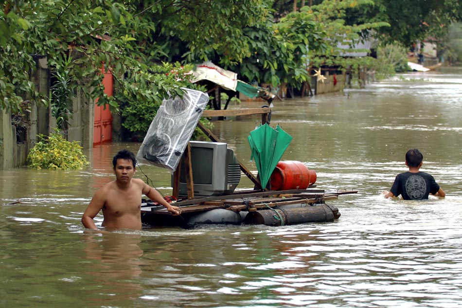 LOOK: Exodus of residents as floodwaters rise in Butuan | ABS-CBN News