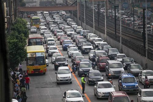 Pagbawal sa mga pribadong sasakyan sa EDSA tuwing rush hour, inihihirit