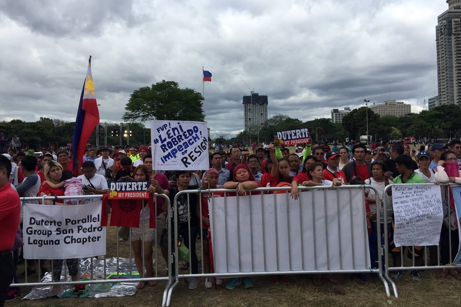 Robredo critics hold &#39;Palit Bise&#39; rally in Luneta 1