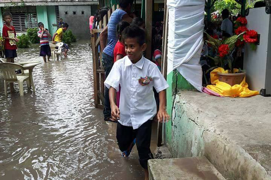 LOOK: Students brave Basilan flood to attend swamped graduation 2
