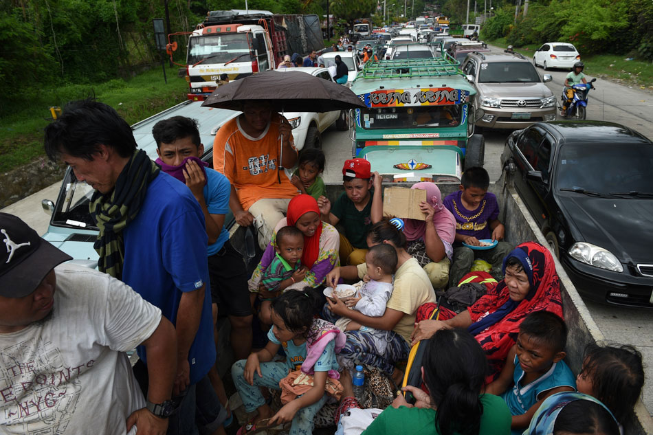 Thousands flee Marawi City after Maute group rampage 1