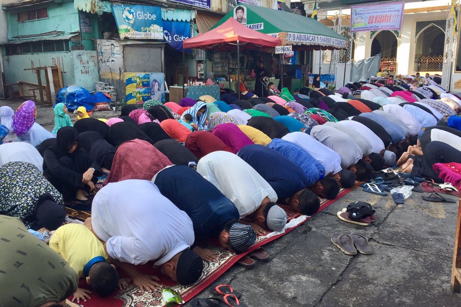 Eid alFitr in Manila Muslims pray for Marawi as Ramadan ends ABS