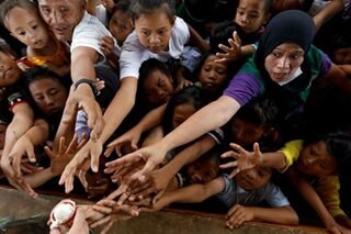 'Nakatiwangwang' na donasyon para sa mga sakuna pinuna, pinaliwanag