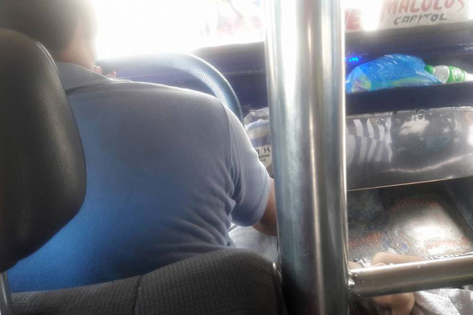 VIRAL: A jeepney driver and his ailing passenger 2
