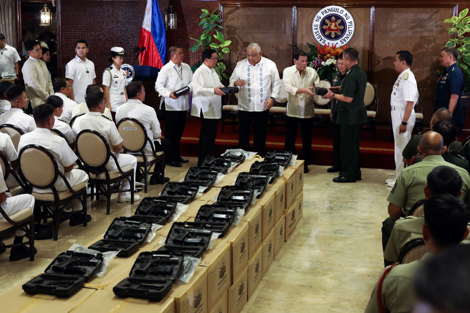 Duterte distributes guns to AFP officials
