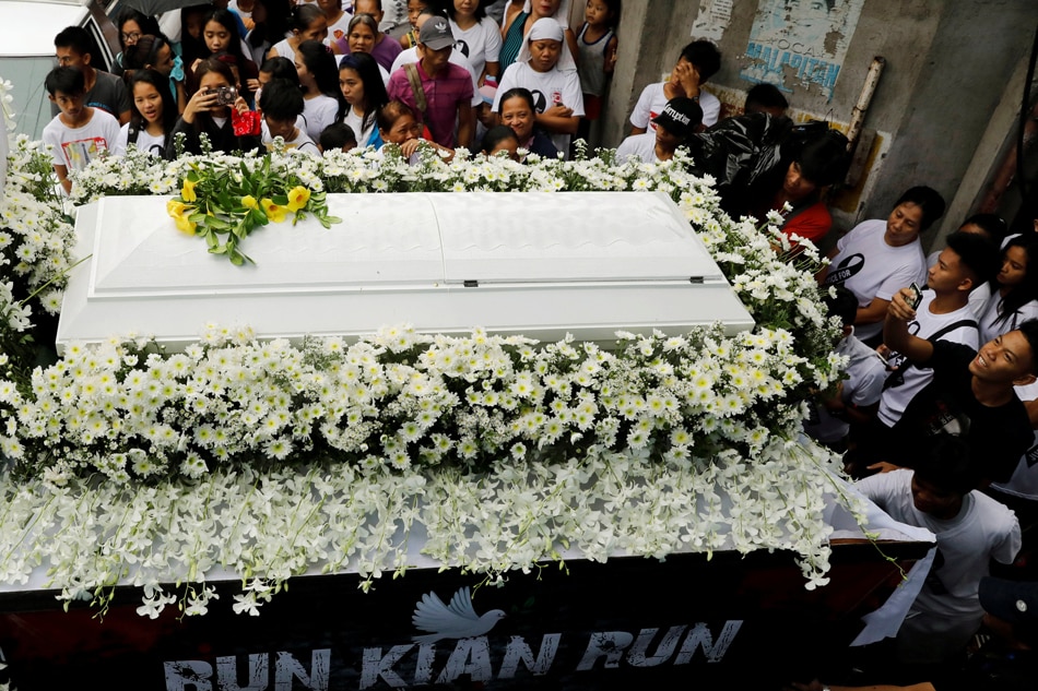 Kian&#39;s funeral procession makes stop at police station 1