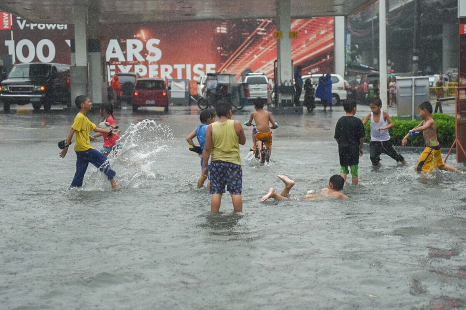 Baha sa isang subdivision sa Parañaque, 'pinagkakitaan' | ABS-CBN News