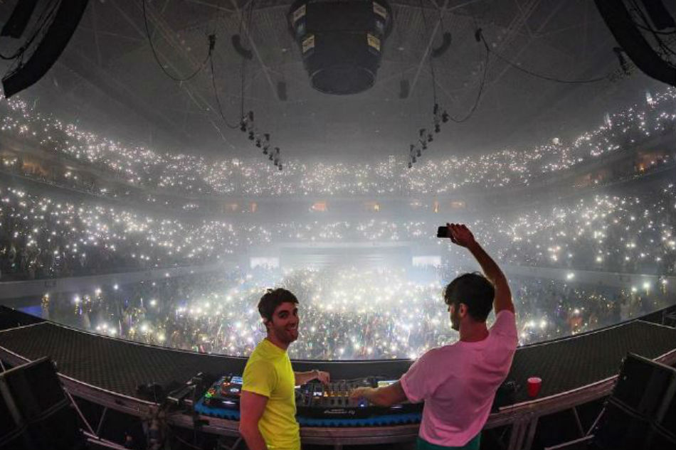 WATCH: Manila crowd goes wild as Chainsmokers perform 'Closer'