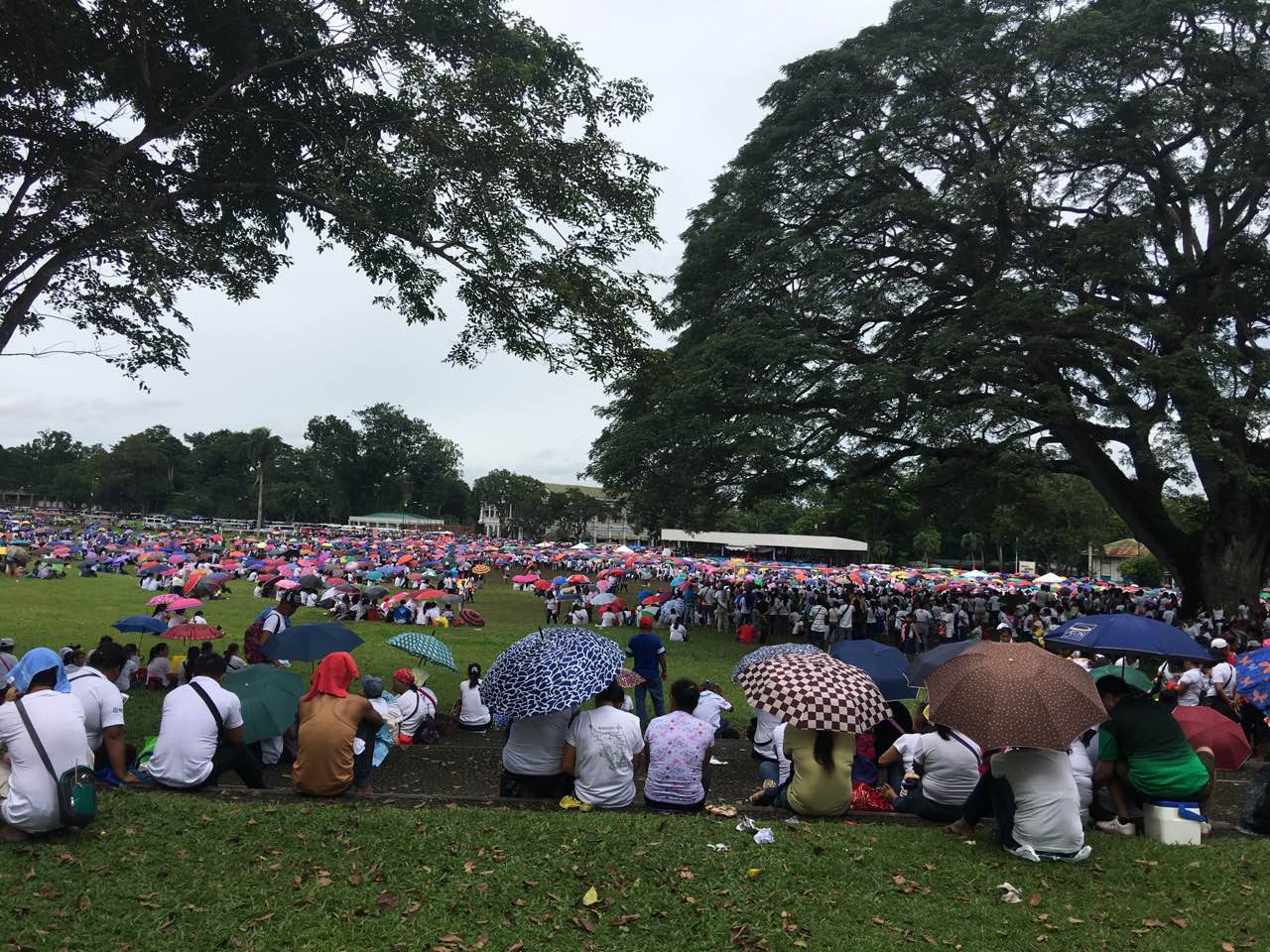 Thousands gather at UPLB expecting part of Marcos wealth 3