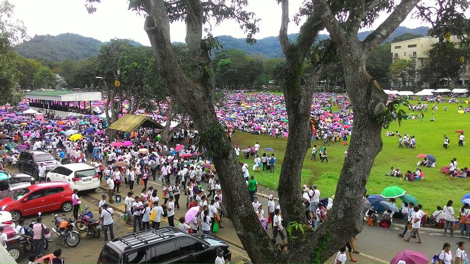 Thousands gather at UPLB expecting part of Marcos wealth 1