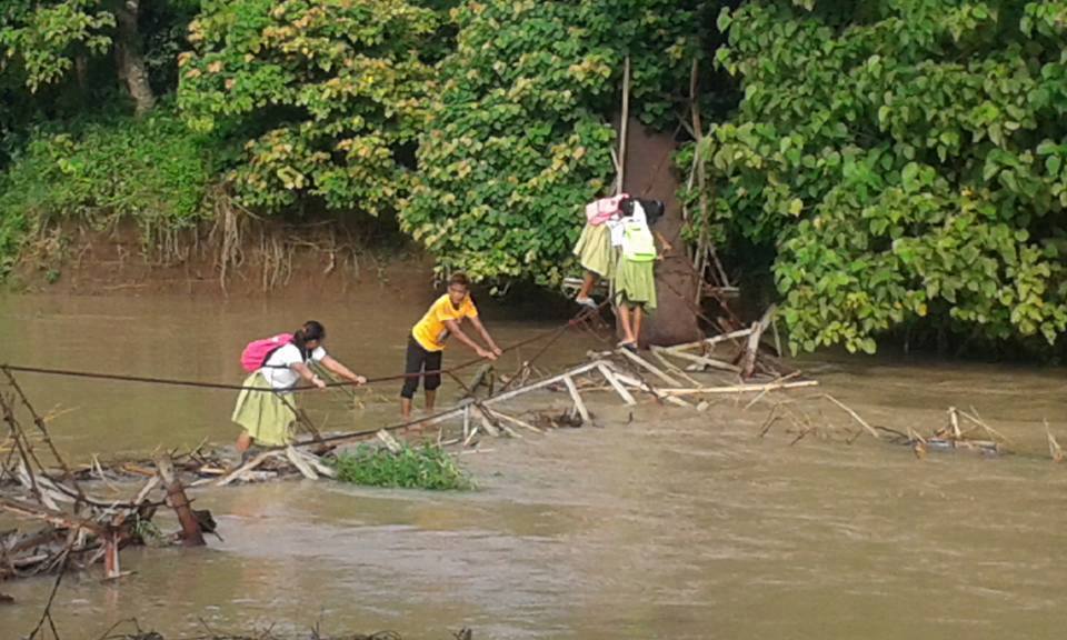 Viral Mga Batang Tumatawid Sa Peligrosong Hanging Bridge Abs Cbn News 9654