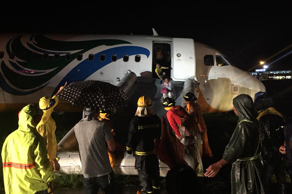 LOOK: Cebu Pacific plane overshoots Iloilo runway 2