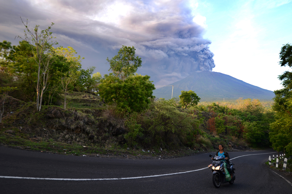 Look Volcano In Bali Indonesia Erupts Abs Cbn News