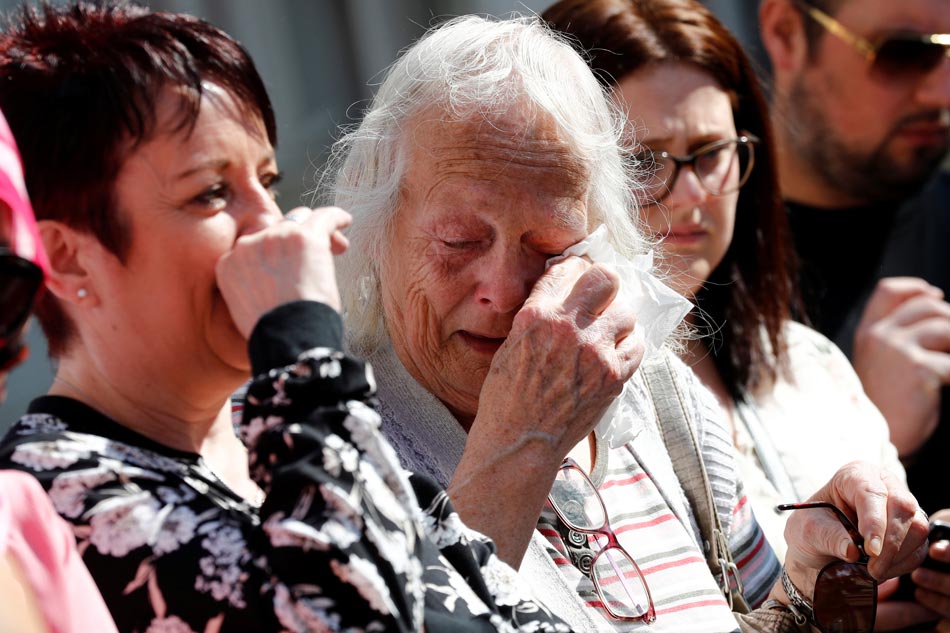 WATCH: Crowds sing 'Don't Look Back in Anger' at Manchester victims ...