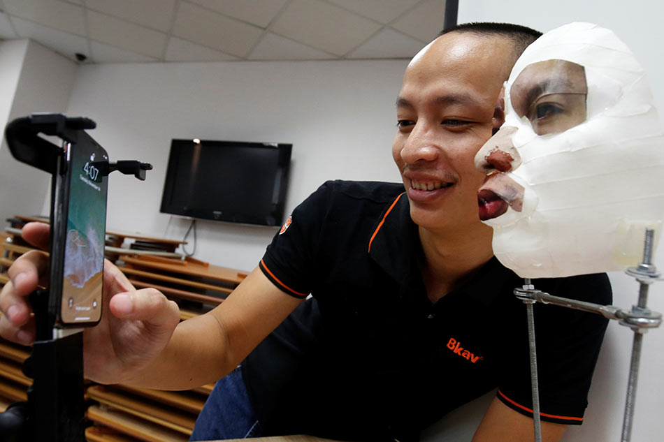 Vietnamese researcher shows iPhone X face ID 'hack'