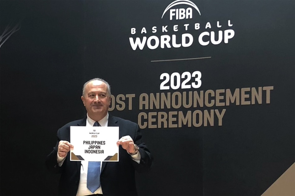 FIBA president Horacio Muratore reveals the winning bid. FIBA photo.