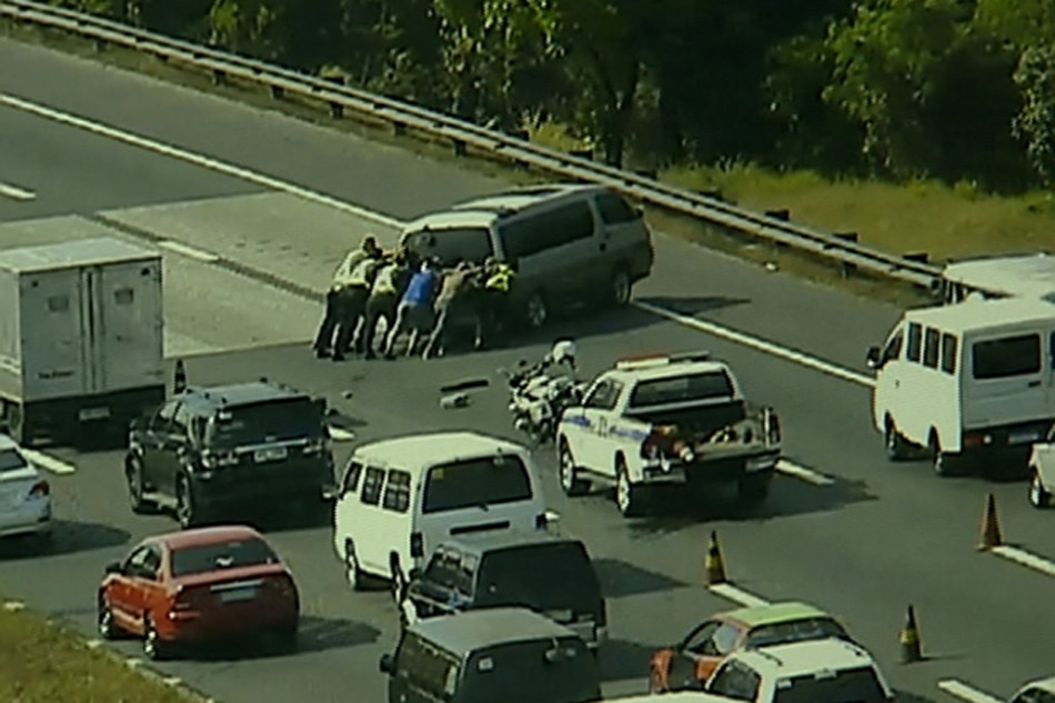 Van Tumagilid Sa Nlex Mga Sasakyan Tumirik Sa Slex Abs Cbn News 0315