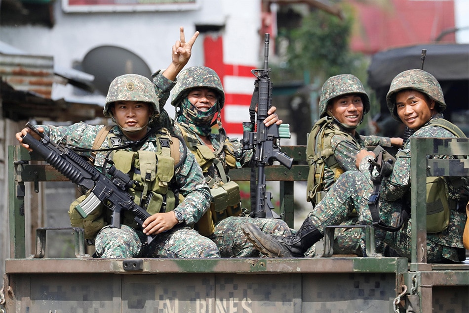 Mga Tatay Na Sundalo Sa Marawi Sinaluduhan Sa Fathers Day Abs Cbn News 