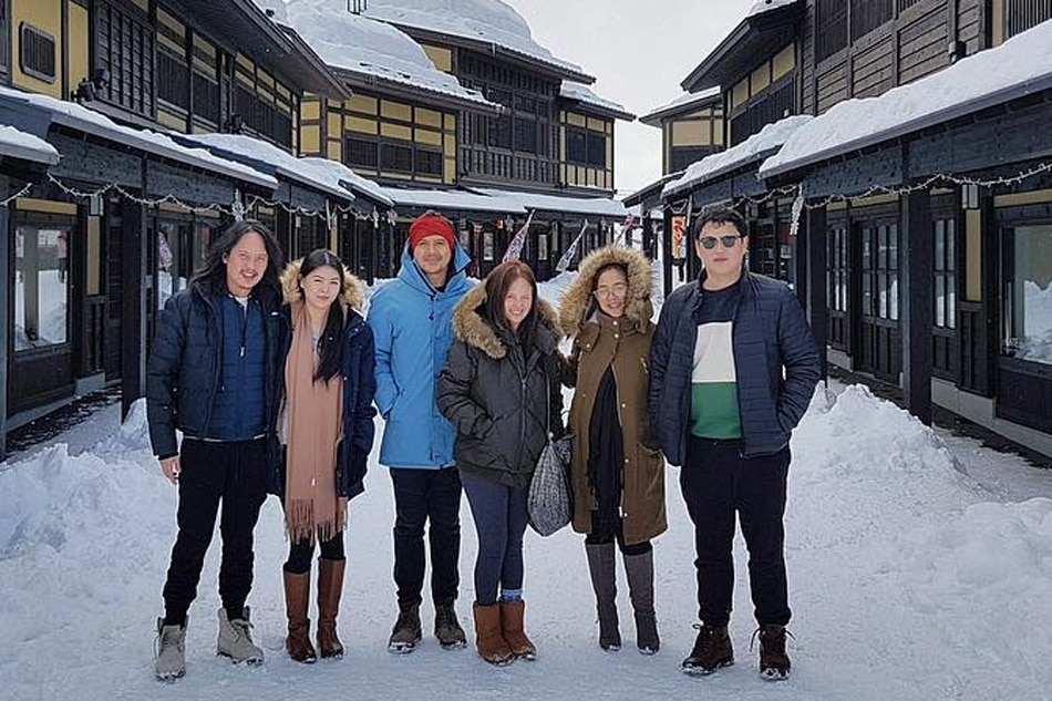 LOOK: John Lloyd bonds with Ellen Adarna's family in Japan ...