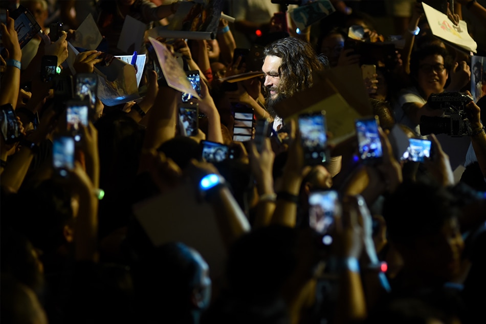 A broken trident and lots of selfies: What happened when &#39;Aquaman&#39; met his Pinoy fans 3