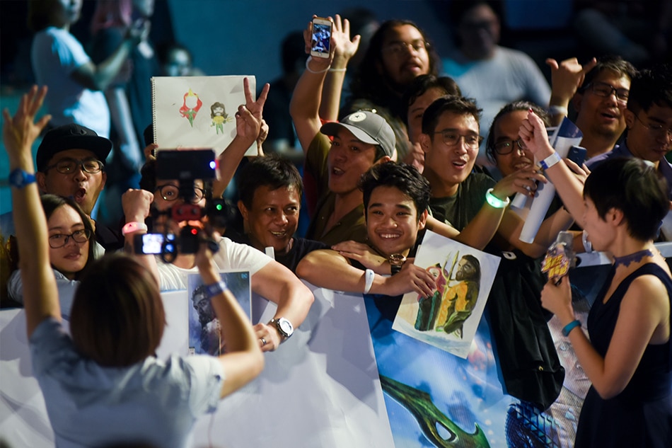 A broken trident and lots of selfies: What happened when &#39;Aquaman&#39; met his Pinoy fans 8