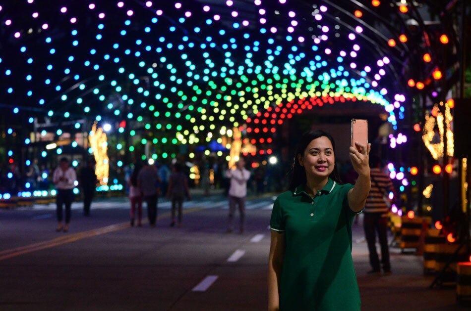 LOOK: Christmas Street Light Musical Tunnel dazzles Pasig 10