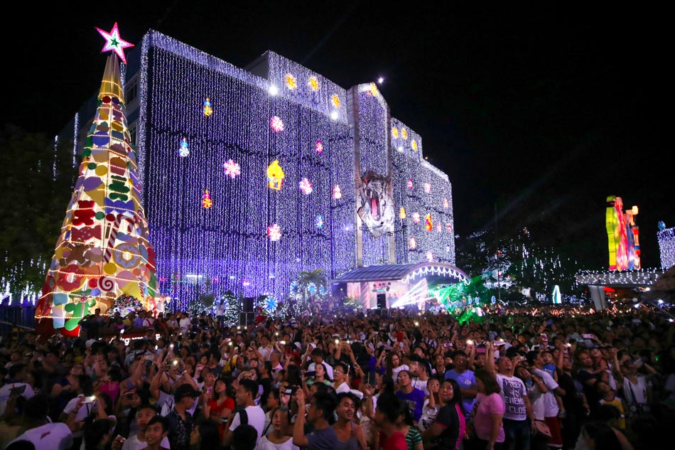 Lights adorn Mandaluyong city hall | ABS-CBN News