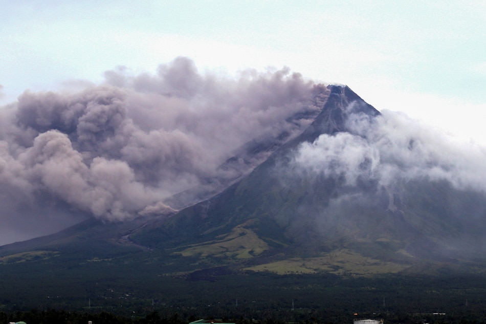 Capturing Mayon Volcano Eruption In Photo 8151