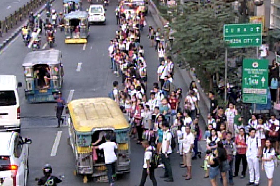 Mga pasahero, walang masakyan dahil sa pagtatanggal ng bulok na PUV