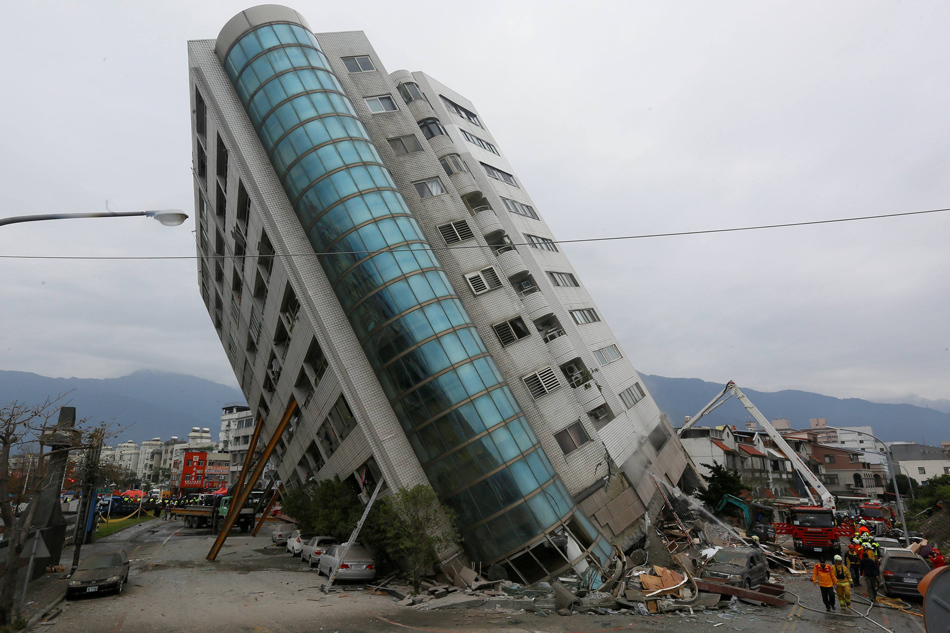 Rescuers fearless aftershocks as bodies pulled from teetering Taiwan tower Rescuers fearless aftershocks as bodies pulled from teetering Taiwan tower