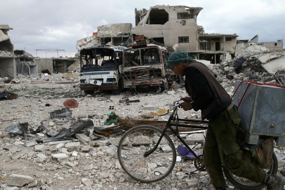 Air strikes return to Syria&#39;s Ghouta killing 40 as talks sputter 1