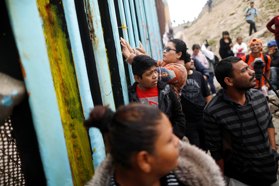 Central American Migrants Reach Us Border Abs Cbn News 