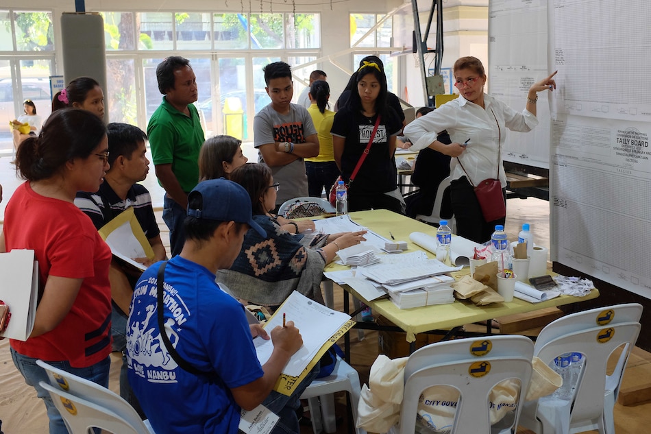Lawmaker wants barangay officials to receive regular salaries, benefits