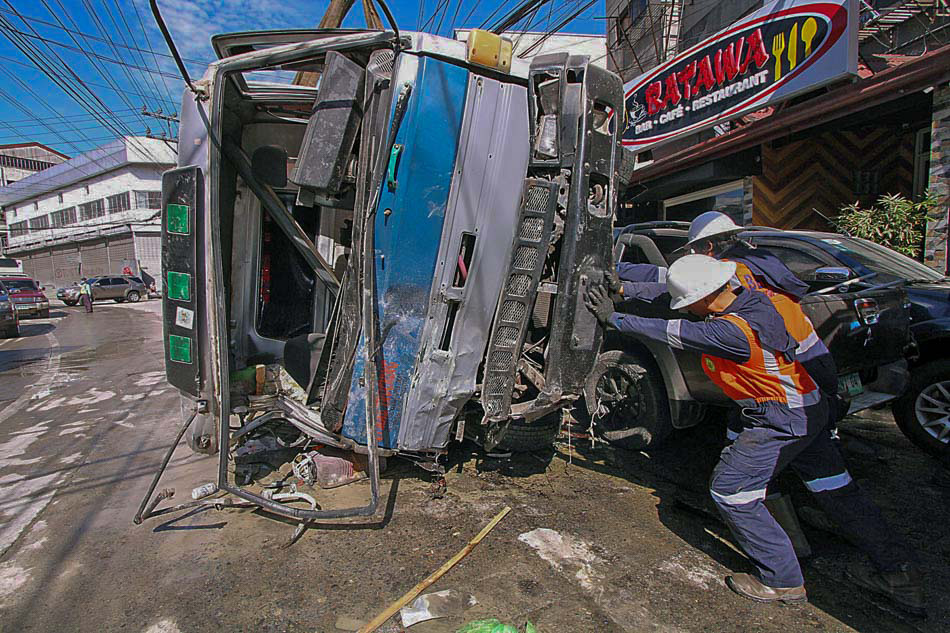 Truck sideswipes 10 vehicles in Baguio | ABS-CBN News