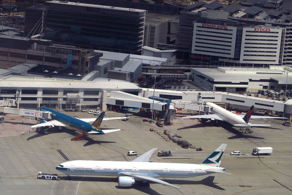 Online shopping boom keeps hopes high for air freight profits 1