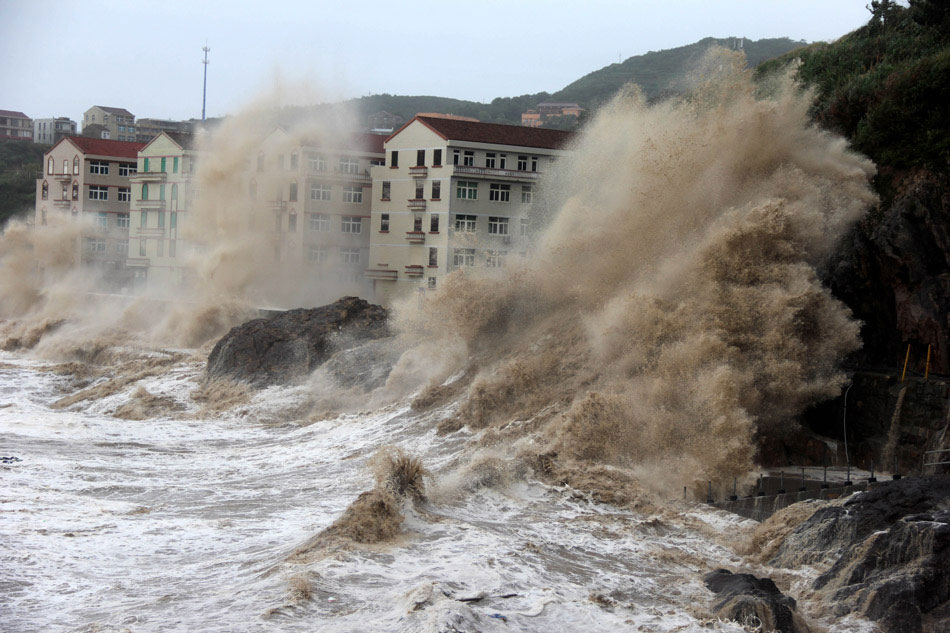 LOOK: Typhoon Maria's strong waves