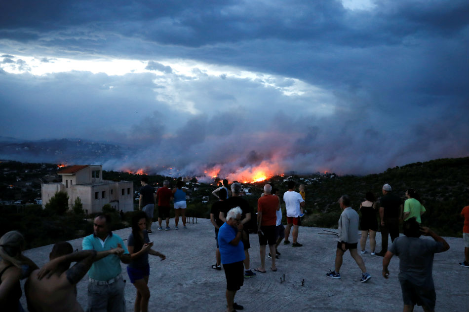 Greek wildfire kills at least 24 near Athens, residents flee homes 1