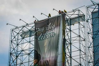 Mga billboard at tent, pinababaklas sa Maynila dahil sa paparating na bagyong Rolly