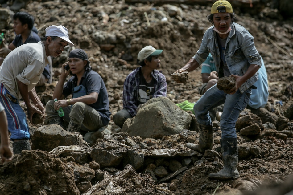 Miners dig for their own in Itogon landslide 1