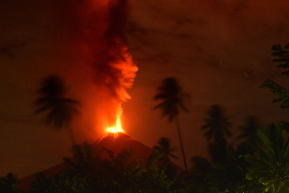 Indonesia&#39;s Mount Soputan erupts on tsunami-hit island 1
