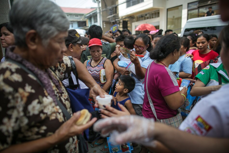 Free pandesal attracts huge crowd in QC | ABS-CBN News