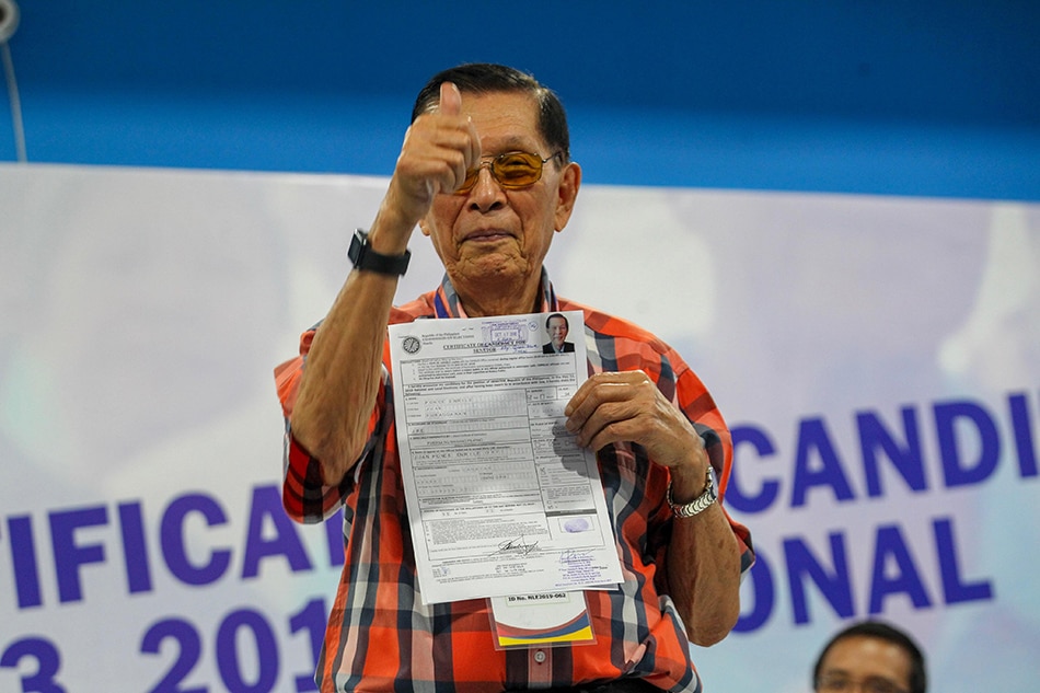 Enrile makes personal Comelec appearance to file new COC 1