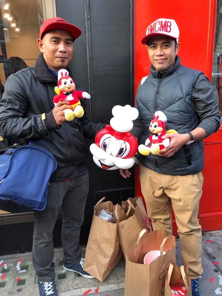 Filipinos lead queue to UK&#39;s first Jollibee branch 2