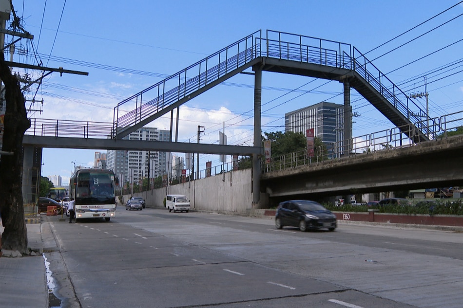 a bridge like thing, intended for pedestrians, that goes over a highway