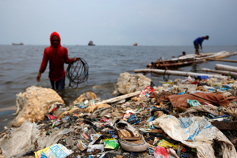 Oceans of garbage prompt war on plastics 1