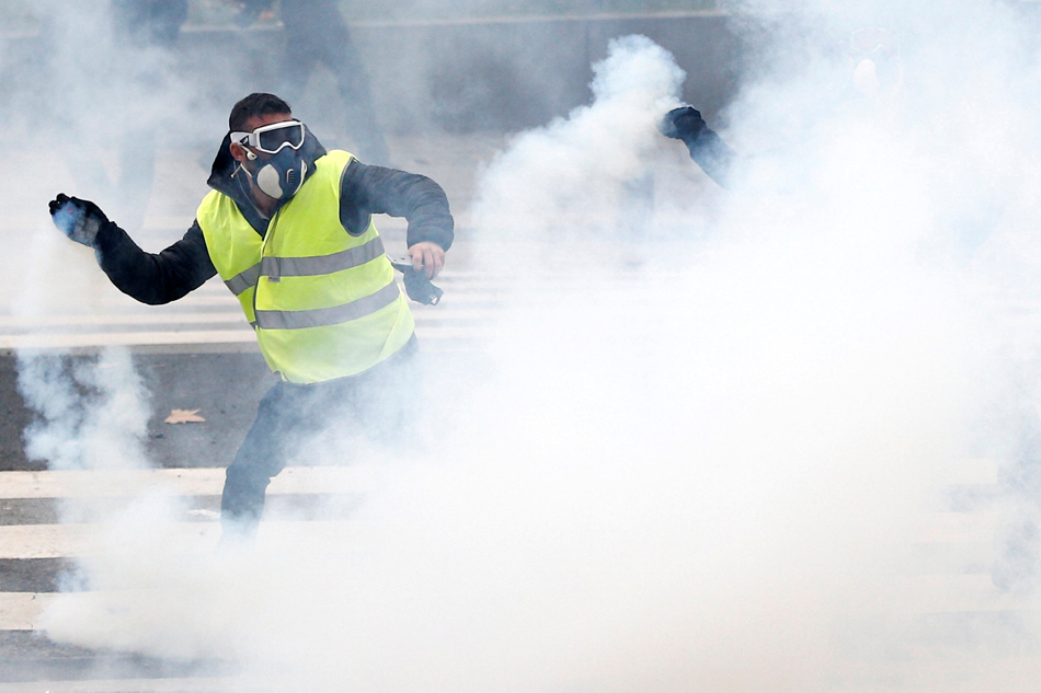 Versailles closes ahead of 'yellow vest' protest as numbers fall