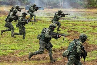 Taiwan troops simulate urban warfare with China