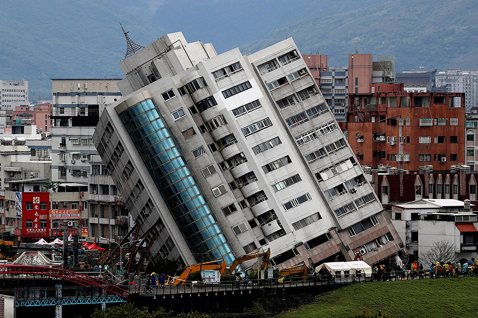 Rescuers Brave Aftershocks To Pull Bodies From Taiwan Tower Abs Cbn News 