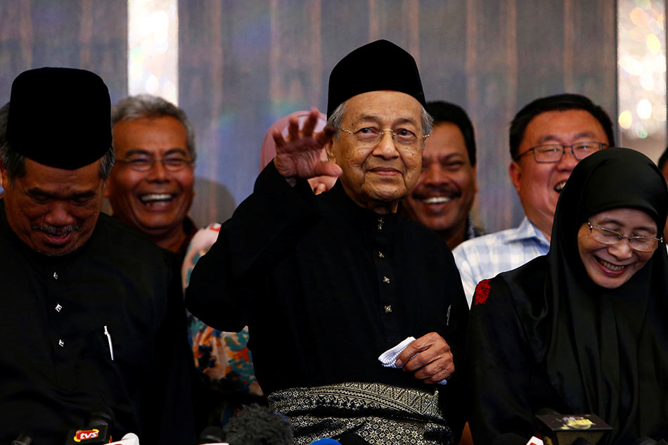 Mahathir, 92, sworn in as Malaysia&#39;s seventh prime minister 1